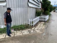 เทศกิจแม่สอด ออกตรวจสอบตามร้องเรื่อง กั้นรั้วออกมานอกถนนสาธารณะทำให้รถเข้าออกซอยยาก