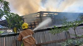 ดับเพลิงแม่สอด ออกระงับเหตุเพลิงไหม้บ้านประชาชน หน้าปั๊มน้ำมันนอร์ท ถนนราษฎร์อุทิศ