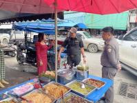 เทศกิจนครแม่สอด ออกตรวจสอบเรื่องขายของบริเวณทางเลี้ยว สี่แยกตลาดพาเจริญ