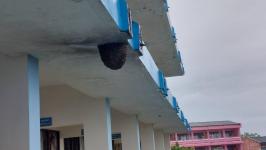 ดับเพลิงแม่สอด ออกกำจัดรังผึ้งภายในโรงเรียนเทศบาลวัดดอนแก้ว