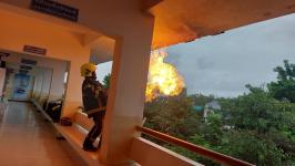 ดับเพลิงแม่สอด ออกกำจัดรังผึ้งภายในโรงเรียนเทศบาลวัดดอนแก้ว