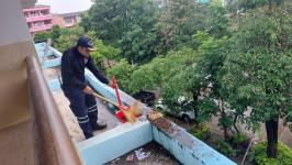 ดับเพลิงแม่สอด ออกกำจัดรังผึ้งภายในโรงเรียนเทศบาลวัดดอนแก้ว