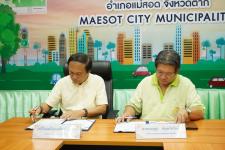 เทศบาลนครแม่สอดจัดพิธีลงนามบันทึกข้อตกลงความร่วมมือ (MOU) ระหว่างเทศบาลนครแม่สอด ชมรมแบดมินตันนครแม่สอดทีม และชมรมแม่สอดแบดมินตัน