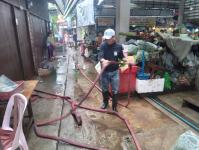 ดับเพลิงแม่สอด ออกฉีดล้างทำความสะอาดตลาดบ้านเหนือ