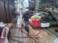 ดับเพลิงแม่สอด ออกฉีดล้างทำความสะอาดตลาดบ้านเหนือ