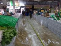 ดับเพลิงแม่สอด ออกฉีดล้างทำความสะอาดตลาดบ้านเหนือ