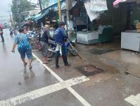 ดับเพลิงแม่สอด ออกฉีดล้างทำความสะอาดตลาดบ้านเหนือ