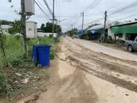 เทศกิจนครแม่สอด ออกตรวจสอบ กรณีผู้รับเหมาทำเศษหิน ดิน หล่นบนถนนสมรรคสรรพการ