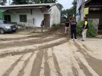 เทศกิจนครแม่สอด ออกตรวจสอบ กรณีผู้รับเหมาทำเศษหิน ดิน หล่นบนถนนสมรรคสรรพการ