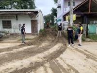 เทศกิจนครแม่สอด ออกตรวจสอบ กรณีผู้รับเหมาทำเศษหิน ดิน หล่นบนถนนสมรรคสรรพการ