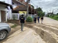 เทศกิจนครแม่สอด ออกตรวจสอบ กรณีผู้รับเหมาทำเศษหิน ดิน หล่นบนถนนสมรรคสรรพการ