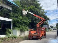 เทศกิจแม่สอด ออกนำวางแผงกั้น กรณีการไฟฟ้าอำเภอแม่สอดทำการตัดกิ่งไม้พาดแนวสายไฟฟ้าใกล้ป่าช้าจีน ชุมชนสักทอง