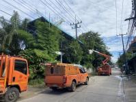 เทศกิจแม่สอด ออกนำวางแผงกั้น กรณีการไฟฟ้าอำเภอแม่สอดทำการตัดกิ่งไม้พาดแนวสายไฟฟ้าใกล้ป่าช้าจีน ชุมชนสักทอง