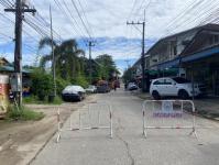 เทศกิจแม่สอด ออกนำวางแผงกั้น กรณีการไฟฟ้าอำเภอแม่สอดทำการตัดกิ่งไม้พาดแนวสายไฟฟ้าใกล้ป่าช้าจีน ชุมชนสักทอง