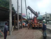 เทศกิจแม่สอด ออกดูแลการจราจร กรณีผู้รับเหมาถอนเสาออกจากดิน บริเวณสี่แยกเจ้าสัว