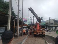 เทศกิจแม่สอด ออกดูแลการจราจร กรณีผู้รับเหมาถอนเสาออกจากดิน บริเวณสี่แยกเจ้าสัว