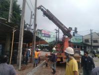 เทศกิจแม่สอด ออกดูแลการจราจร กรณีผู้รับเหมาถอนเสาออกจากดิน บริเวณสี่แยกเจ้าสัว