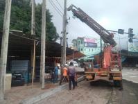 เทศกิจแม่สอด ออกดูแลการจราจร กรณีผู้รับเหมาถอนเสาออกจากดิน บริเวณสี่แยกเจ้าสัว