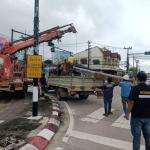 เทศกิจแม่สอด ออกดูแลการจราจร กรณีผู้รับเหมาถอนเสาออกจากดิน บริเวณสี่แยกเจ้าสัว