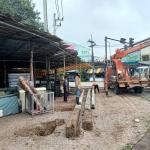 เทศกิจแม่สอด ออกดูแลการจราจร กรณีผู้รับเหมาถอนเสาออกจากดิน บริเวณสี่แยกเจ้าสัว