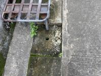 เทศกิจแม่สอด ออกตรวจสอบข้อร้องเรียน กรณีฝาท่อระบายน้ำชำรุด ซอยตรงข้ามร้านวิวัฒน์กลการ