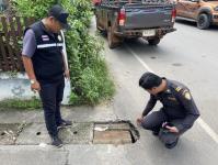 เทศกิจแม่สอด ออกตรวจสอบข้อร้องเรียน กรณีฝาท่อระบายน้ำชำรุด ซอยตรงข้ามร้านวิวัฒน์กลการ
