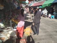 งานเทศกิจนครแม่สอด ออกตรวจความเรียบร้อยและจัดระเบียบตลาดเทศบาลนครแม่สอด 3 ต.ค..2566
