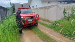 ดับเพลิงนครแม่สอด ออกช่วยเหลือประชาชน เหตุรถยนต์ติดหล่ม ซอยร้านก๋วยเตี๋ยวบ้านดิน
