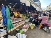 งานเทศกิจนครแม่สอด ออกตรวจความเรียบร้อยและจัดระเบียบตลาดเทศบาลนครแม่สอด 14-15 ต.ค..2566