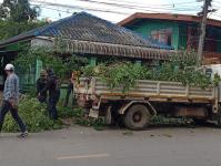 ดับเพลิงแม่สอด ตัดต้นไม้ หน้าบ้านประชาชน บริเวณถนนแม่สอด-แม่ตาว ทางไปโรงพยาบาลแม่สอด อำเภอแม่สอด จังหวัดตาก