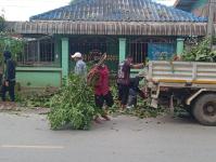 ดับเพลิงแม่สอด ตัดต้นไม้ หน้าบ้านประชาชน บริเวณถนนแม่สอด-แม่ตาว ทางไปโรงพยาบาลแม่สอด อำเภอแม่สอด จังหวัดตาก