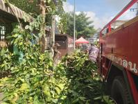 ดับเพลิงแม่สอด ตัดต้นไม้ หน้าบ้านประชาชน บริเวณถนนแม่สอด-แม่ตาว ทางไปโรงพยาบาลแม่สอด อำเภอแม่สอด จังหวัดตาก