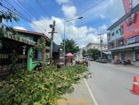 ดับเพลิงแม่สอด ตัดต้นไม้ หน้าบ้านประชาชน บริเวณถนนแม่สอด-แม่ตาว ทางไปโรงพยาบาลแม่สอด อำเภอแม่สอด จังหวัดตาก