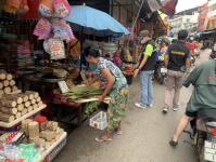 เจ้าหน้าที่เทศกิจ ออกตรวจความเรียบร้อยและจัดระเบียบตลาดเทศบาลนครแม่สอด 25 ต.ค.2566