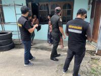 เทศกิจแม่สอด ออกตรวจสอบเรื่องความสะอาดหน้าห้องเช่า บริเวณถนนทางไปตลาดพาเจริญ