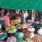 เจ้าหน้าที่เทศกิจ ออกตรวจความเรียบร้อยและจัดระเบียบตลาดเทศบาลนครแม่สอด 26 ต.ค.2566