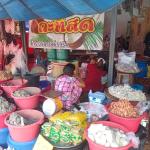 เจ้าหน้าที่เทศกิจ ออกตรวจความเรียบร้อยและจัดระเบียบตลาดเทศบาลนครแม่สอด 26 ต.ค.2566