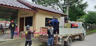 ช่วยเหลือประชาชนเคลื่อนย้ายผู้สูงอายุและผู้พิการออกจากบ้านเรือนที่ได้รับผลกระทบฝนตกหนัก