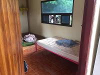 ช่วยเหลือประชาชนเคลื่อนย้ายผู้สูงอายุและผู้พิการออกจากบ้านเรือนที่ได้รับผลกระทบฝนตกหนัก