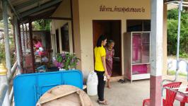 ช่วยเหลือประชาชนเคลื่อนย้ายผู้สูงอายุและผู้พิการออกจากบ้านเรือนที่ได้รับผลกระทบฝนตกหนัก