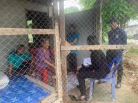 ช่วยเหลือประชาชนเคลื่อนย้ายผู้สูงอายุและผู้พิการออกจากบ้านเรือนที่ได้รับผลกระทบฝนตกหนัก