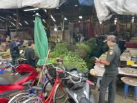 เจ้าหน้าที่เทศกิจ ออกตรวจความเรียบร้อยและจัดระเบียบตลาดเทศบาลนครแม่สอด 31 ต.ค.2566