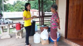 ช่วยเหลือประชาชนเคลื่อนย้ายผู้สูงอายุและผู้พิการออกจากบ้านเรือนที่ได้รับผลกระทบฝนตกหนัก