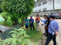 ช่วยเหลือประชาชนเคลื่อนย้ายผู้สูงอายุและผู้พิการออกจากบ้านเรือนที่ได้รับผลกระทบฝนตกหนัก