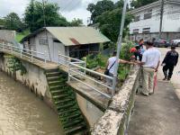 ช่วยเหลือประชาชนเคลื่อนย้ายผู้สูงอายุและผู้พิการออกจากบ้านเรือนที่ได้รับผลกระทบฝนตกหนัก