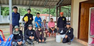 ช่วยเหลือประชาชนเคลื่อนย้ายผู้สูงอายุและผู้พิการออกจากบ้านเรือนที่ได้รับผลกระทบฝนตกหนัก