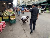 เจ้าหน้าที่เทศกิจ ออกตรวจความเรียบร้อยและจัดระเบียบตลาดเทศบาลนครแม่สอด 6 พ.ย.2566