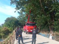 ดับเพลิงแม่สอด ออกตัดต้นไม้พาดสายไฟฟ้า บริเวณทางชลประทาน ชุมชนบัวคูณ