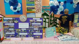 เทศบาลนครแม่สอด ร่วมจัดนิทรรศการเกี่ยวกับการดำเนินงานด้านเด็กและเยาวชนในพื้นที่ระดับอำเภอแม่สอด ในงานตลาดสุขภาวะเยาวชนโครงการการป้องกันและการแก้ไขปัญหาการตั้งครรภ์ก่อนวัยอันควรในวัยรุ่น