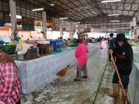 ดับเพลิงเเม่สอด ร่วมกองช่างสุขาฯ ฉีดล้างตลาดสดบ้านเหนือ